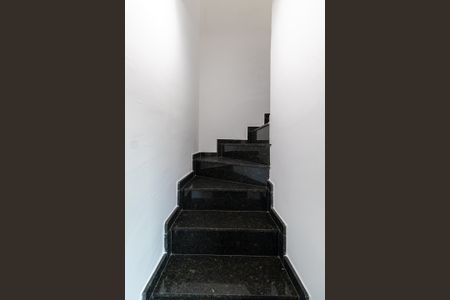 Casa de condomínio para alugar com 65m², 2 quartos e 1 vagaEscada