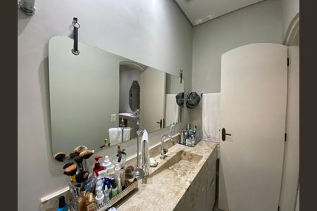 Casa à venda com 446m², 2 quartos e 3 vagas Casa à venda com 446m², 2 quartos e 3 vagasBanheiro da Suíte 1