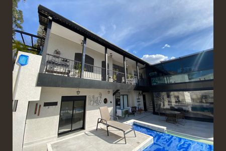 Casa à venda com 446m², 2 quartos e 3 vagas Casa à venda com 446m², 2 quartos e 3 vagasÁrea comum - Piscina
