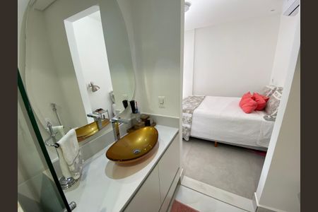 Casa à venda com 446m², 2 quartos e 3 vagas Casa à venda com 446m², 2 quartos e 3 vagasBanheiro da Suíte 2