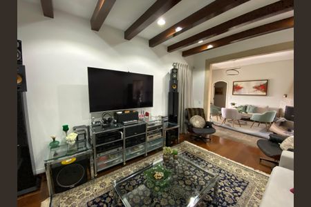 Casa à venda com 446m², 2 quartos e 3 vagas Casa à venda com 446m², 2 quartos e 3 vagasSala de TV