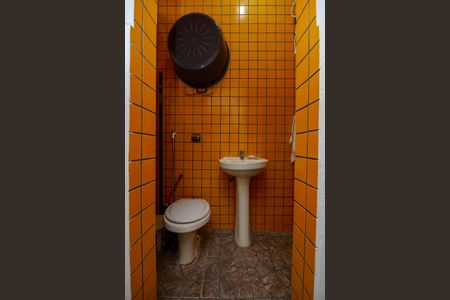 Casa à venda com 135m², 2 quartos e 2 vagas Casa à venda com 135m², 2 quartos e 2 vagasEdícula - Banheiro