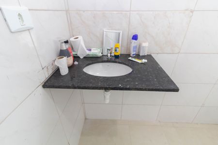 Banheiro de casa de condomínio para alugar com 1 quarto, 38m² em Guaianases, São Paulo