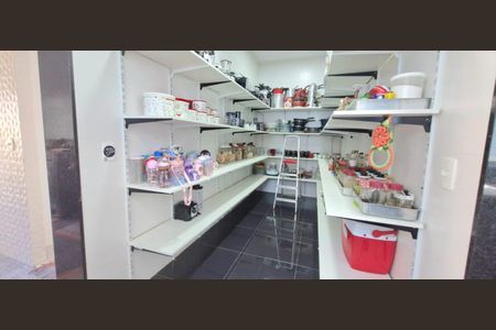 Casa de condomínio à venda com 800m², 5 quartos e 2 vagas Casa de condomínio à venda com 800m², 5 quartos e 2 vagasDespensa