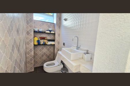 Casa de condomínio à venda com 800m², 5 quartos e 2 vagas Casa de condomínio à venda com 800m², 5 quartos e 2 vagasBanheiro de Serviço