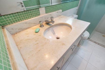 Apartamento à venda com 80m², 3 quartos e 2 vagasBanheiro da suíte