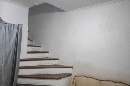 Casa à venda com 330m², 5 quartos e 2 vagas Casa à venda com 330m², 5 quartos e 2 vagasEscada