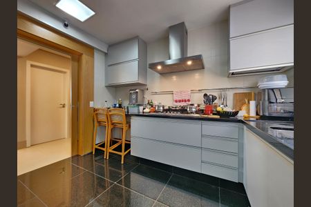 Apartamento à venda com 126m², 4 quartos e 3 vagas Apartamento à venda com 126m², 4 quartos e 3 vagasCozinha