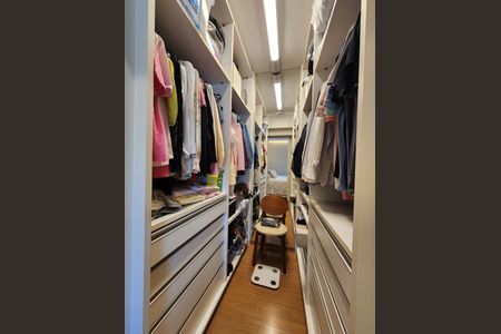 Apartamento à venda com 126m², 4 quartos e 3 vagas Apartamento à venda com 126m², 4 quartos e 3 vagasCloset da Suíte 1