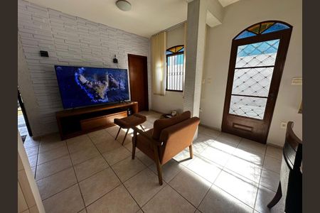 Casa à venda com 300m², 4 quartos e 6 vagasSala