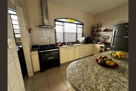 Casa à venda com 300m², 4 quartos e 6 vagasCozinha