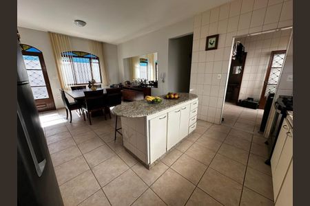 Casa à venda com 300m², 4 quartos e 6 vagasCozinha