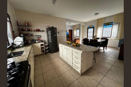 Casa à venda com 300m², 4 quartos e 6 vagasCozinha