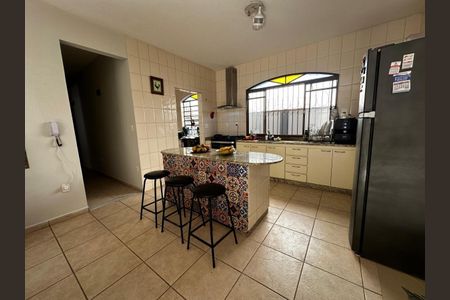 Casa à venda com 300m², 4 quartos e 6 vagasCozinha