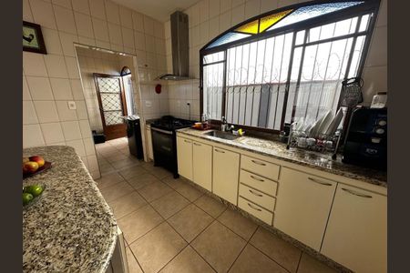 Casa à venda com 300m², 4 quartos e 6 vagasCozinha