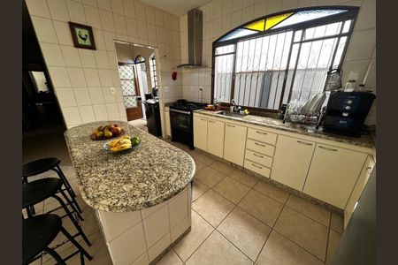 Casa à venda com 300m², 4 quartos e 6 vagasCozinha