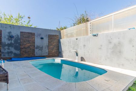 Casa à venda com 180m², 3 quartos e 4 vagas Casa à venda com 180m², 3 quartos e 4 vagasPiscina