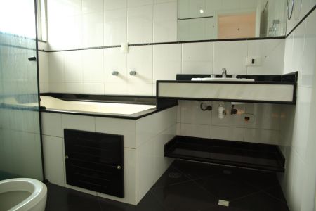 Casa à venda com 322m², 3 quartos e 3 vagasBanheiro da Suíte 1