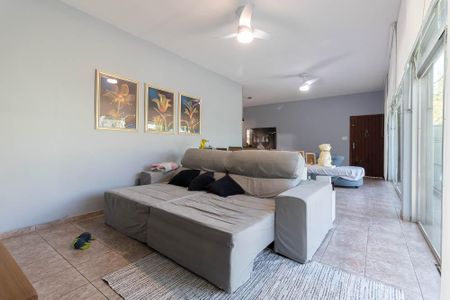 Casa à venda com 250m², 3 quartos e 3 vagasSala