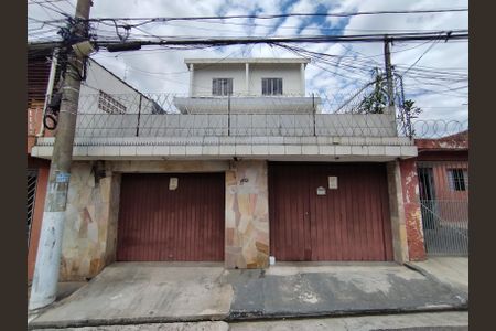 Casa à venda com 173m², 3 quartos e 2 vagas Casa à venda com 173m², 3 quartos e 2 vagasFachada