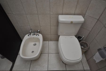 Casa à venda com 100m², 4 quartos e 2 vagasBanheiro 1