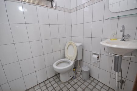 Casa à venda com 100m², 4 quartos e 2 vagasBanheiro 2