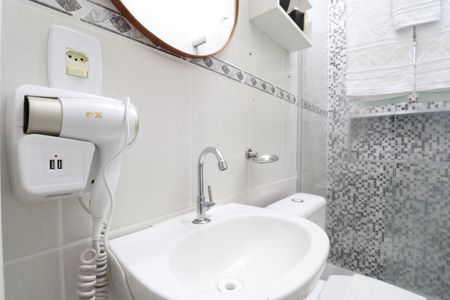 Banheiro de apartamento para alugar com 1 quarto, 45m² em Luz, São Paulo