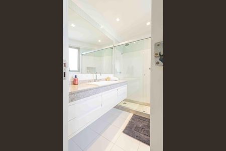 Apartamento à venda com 233m², 4 quartos e 3 vagas Apartamento à venda com 233m², 4 quartos e 3 vagasBanheiro da Suíte 4