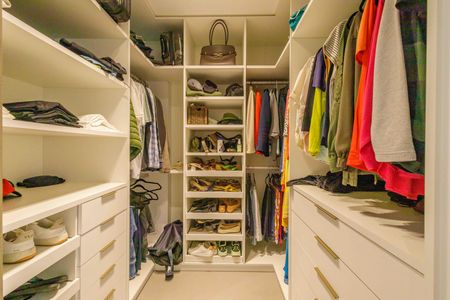 Apartamento à venda com 233m², 4 quartos e 3 vagas Apartamento à venda com 233m², 4 quartos e 3 vagasCloset da Suíte 3