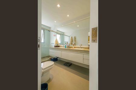 Apartamento à venda com 233m², 4 quartos e 3 vagas Apartamento à venda com 233m², 4 quartos e 3 vagasBanheiro da Suíte 3