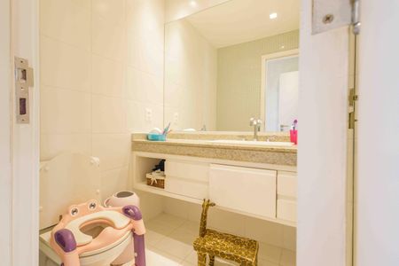 Apartamento à venda com 233m², 4 quartos e 3 vagas Apartamento à venda com 233m², 4 quartos e 3 vagasBanheiro da Suíte 2