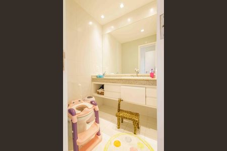 Apartamento à venda com 233m², 4 quartos e 3 vagas Apartamento à venda com 233m², 4 quartos e 3 vagasBanheiro da Suíte 2