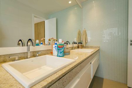 Apartamento à venda com 233m², 4 quartos e 3 vagas Apartamento à venda com 233m², 4 quartos e 3 vagasBanheiro da Suíte 3