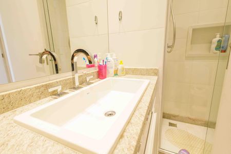 Apartamento à venda com 233m², 4 quartos e 3 vagas Apartamento à venda com 233m², 4 quartos e 3 vagasBanheiro da Suíte 2