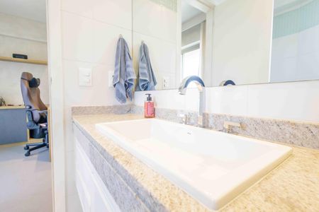 Apartamento à venda com 233m², 4 quartos e 3 vagas Apartamento à venda com 233m², 4 quartos e 3 vagasBanheiro da Suíte 4