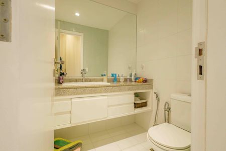 Apartamento à venda com 233m², 4 quartos e 3 vagas Apartamento à venda com 233m², 4 quartos e 3 vagasBanheiro da Suíte 1