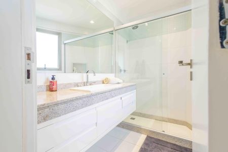 Apartamento à venda com 233m², 4 quartos e 3 vagas Apartamento à venda com 233m², 4 quartos e 3 vagasBanheiro da Suíte 4