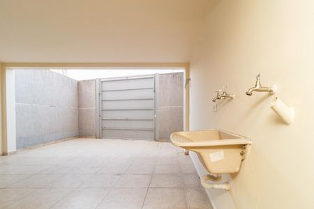 Casa à venda com 115m², 2 quartos e 4 vagas Casa à venda com 115m², 2 quartos e 4 vagasGaragem