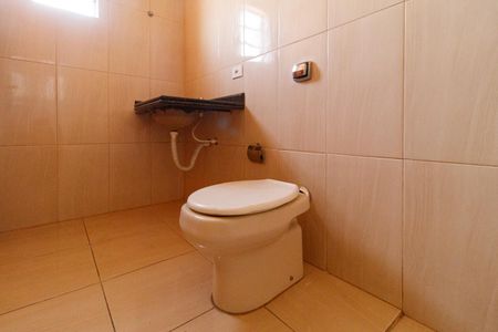 Casa à venda com 115m², 2 quartos e 4 vagas Casa à venda com 115m², 2 quartos e 4 vagasBanheiro da Suíte 2