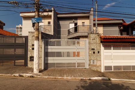 Casa à venda com 115m², 2 quartos e 4 vagas Casa à venda com 115m², 2 quartos e 4 vagasFachada