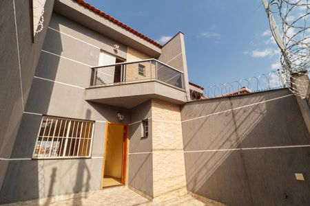 Casa à venda com 115m², 2 quartos e 4 vagas Casa à venda com 115m², 2 quartos e 4 vagasFachada