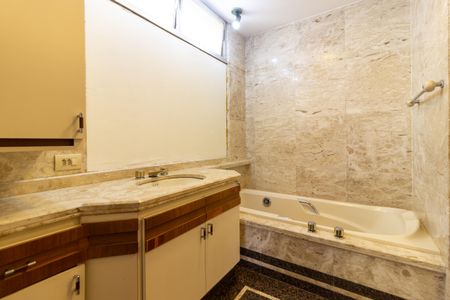 Apartamento à venda com 217m², 3 quartos e 3 vagasBanheiro da Suíte