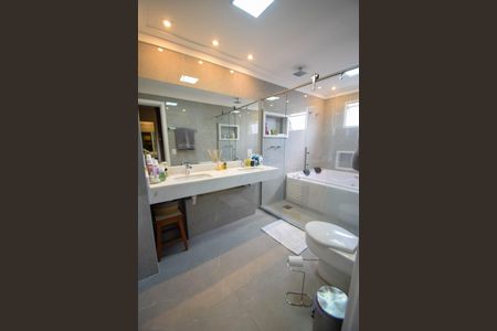 Apartamento à venda com 242m², 4 quartos e 4 vagasBanheiro Suíte 2