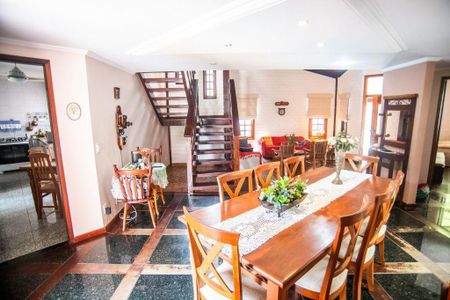 Casa à venda com 4 quartos, 248m² em Matapaca, Niterói