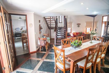 Casa à venda com 4 quartos, 248m² em Matapaca, Niterói