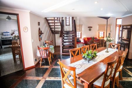 Casa à venda com 4 quartos, 248m² em Matapaca, Niterói