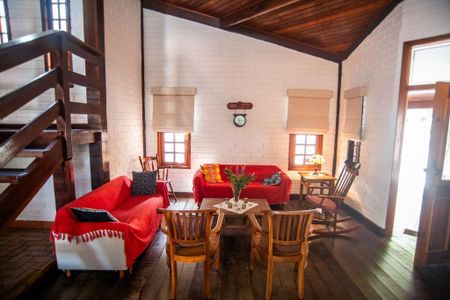 Casa à venda com 4 quartos, 248m² em Matapaca, Niterói