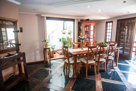 Casa à venda com 4 quartos, 248m² em Matapaca, Niterói