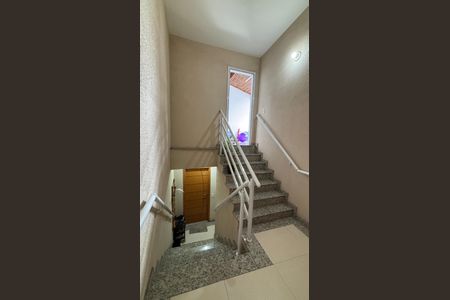 Apartamento à venda com 80m², 2 quartos e 1 vaga Apartamento à venda com 80m², 2 quartos e 1 vagaEscada