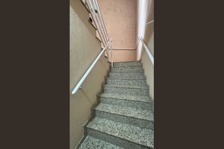 Apartamento à venda com 80m², 2 quartos e 1 vaga Apartamento à venda com 80m², 2 quartos e 1 vagaEscada